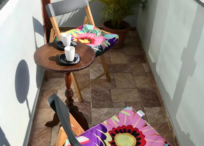KITNET Ar condicionado, Wi Fi e varanda perto Praia Grande